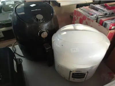 LOTE 339 - 01 AIR FRYER MARCA BRITÂNIA, 01 PANELA ELÉTRICA DE ARROZ E 01 PROCESSADOR MARCA WALITA.  (NO ESTADO) ATENÇÃO! FAZER A VISITAÇÃO ANTES DE ARREMATAR, NÃO SABEMOS SE FUNCIONA. LEILÃO NÃO TEM GARANTIA E NEM DEVOLUÇÃO, SUJEITO A POSSÍVEIS AVARIAS VISÍVEIS/OCULTAS E/OU AUSÊNCIA DE COMPONENTES.