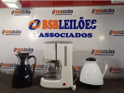 LOTE 306 - 03 GARRAFAS DE CAFÉ SENDO 01 ELÉTRICA. (NO ESTADO) ATENÇÃO! FAZER A VISITAÇÃO ANTES DE ARREMATAR, NÃO SABEMOS SE FUNCIONA. LEILÃO NÃO TEM GARANTIA E NEM DEVOLUÇÃO, SUJEITO A POSSÍVEIS AVARIAS VISÍVEIS/OCULTAS E/OU AUSÊNCIA DE COMPONENTES.