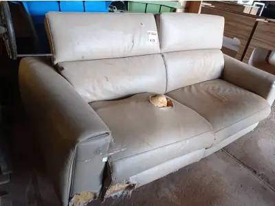 LOTE 478 - 01 SOFÁ ELÉTRICO 02 LUGARES. (NO ESTADO) ATENÇÃO! FAZER A VISITAÇÃO ANTES DE ARREMATAR, NÃO SABEMOS SE FUNCIONA. LEILÃO NÃO TEM GARANTIA E NEM DEVOLUÇÃO, SUJEITO A POSSÍVEIS AVARIAS VISÍVEIS/OCULTAS E/OU AUSÊNCIA DE COMPONENTES.