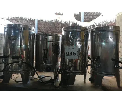 LOTE 085 - 04 CAFETEIRAS EM INOX COM AVARIAS. (NO ESTADO) ATENÇÃO! FAZER A VISITAÇÃO ANTES DE ARREMATAR, NÃO SABEMOS SE FUNCIONA. LEILÃO NÃO TEM GARANTIA E NEM DEVOLUÇÃO, SUJEITO A POSSÍVEIS AVARIAS VISÍVEIS/OCULTAS E/OU AUSÊNCIA DE COMPONENTES.