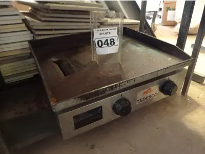 LOTE 048 - 01 CHAPA A GÁS MARCA TEDESCO. (NO ESTADO) ATENÇÃO! FAZER A VISITAÇÃO ANTES DE ARREMATAR, NÃO SABEMOS SE FUNCIONA. LEILÃO NÃO TEM GARANTIA E NEM DEVOLUÇÃO, SUJEITO A POSSÍVEIS AVARIAS VISÍVEIS/OCULTAS E/OU AUSÊNCIA DE COMPONENTES.