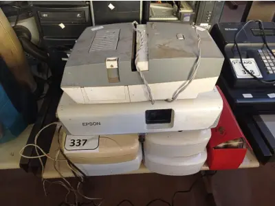 LOTE 337 - 04 CENTRAIS DE ALARME COM AVARIAS E 01 KIT DE ROLOS TERMOELÉTRICOS E 02 PROJETORES MULTIMÍDIA MARCA EPSON. (RETIRADA DE PEÇAS) . (NO ESTADO) ATENÇÃO! FAZER A VISITAÇÃO ANTES DE ARREMATAR, NÃO SABEMOS SE FUNCIONA. LEILÃO NÃO TEM GARANTIA E NEM DEVOLUÇÃO, SUJEITO A POSSÍVEIS AVARIAS VISÍVEIS/OCULTAS E/OU AUSÊNCIA DE COMPONENTES.