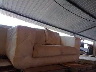 LOTE 490 - 02 SOFÁS. (NO ESTADO) ATENÇÃO! FAZER A VISITAÇÃO ANTES DE ARREMATAR, NÃO SABEMOS SE FUNCIONA. LEILÃO NÃO TEM GARANTIA E NEM DEVOLUÇÃO, SUJEITO A POSSÍVEIS AVARIAS VISÍVEIS/OCULTAS E/OU AUSÊNCIA DE COMPONENTES.