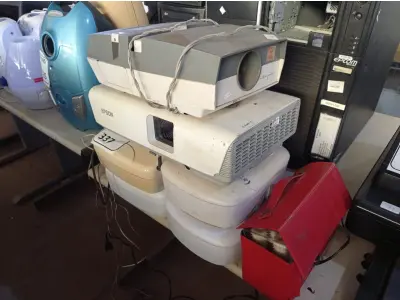 LOTE 337 - 04 CENTRAIS DE ALARME COM AVARIAS E 01 KIT DE ROLOS TERMOELÉTRICOS E 02 PROJETORES MULTIMÍDIA MARCA EPSON. (RETIRADA DE PEÇAS) . (NO ESTADO) ATENÇÃO! FAZER A VISITAÇÃO ANTES DE ARREMATAR, NÃO SABEMOS SE FUNCIONA. LEILÃO NÃO TEM GARANTIA E NEM DEVOLUÇÃO, SUJEITO A POSSÍVEIS AVARIAS VISÍVEIS/OCULTAS E/OU AUSÊNCIA DE COMPONENTES.