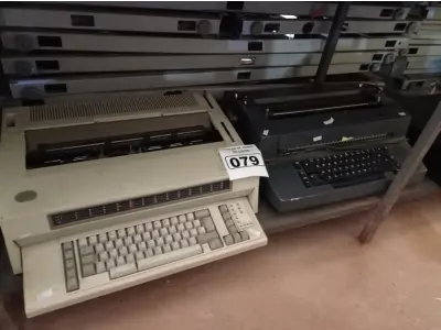 LOTE 079 - 02 MÁQUINAS DE ESCREVER ANTIGAS MARCA IBM. (NO ESTADO) ATENÇÃO! FAZER A VISITAÇÃO ANTES DE ARREMATAR, NÃO SABEMOS SE FUNCIONA. LEILÃO NÃO TEM GARANTIA E NEM DEVOLUÇÃO, SUJEITO A POSSÍVEIS AVARIAS VISÍVEIS/OCULTAS E/OU AUSÊNCIA DE COMPONENTES.