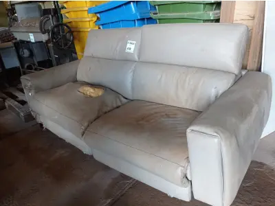 LOTE 478 - 01 SOFÁ ELÉTRICO 02 LUGARES. (NO ESTADO) ATENÇÃO! FAZER A VISITAÇÃO ANTES DE ARREMATAR, NÃO SABEMOS SE FUNCIONA. LEILÃO NÃO TEM GARANTIA E NEM DEVOLUÇÃO, SUJEITO A POSSÍVEIS AVARIAS VISÍVEIS/OCULTAS E/OU AUSÊNCIA DE COMPONENTES.