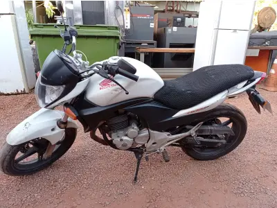 LOTE 492 - 01 MOTO HONDA CB 300R NA COR BRANCA  ANO 2012/2012. (NO ESTADO)