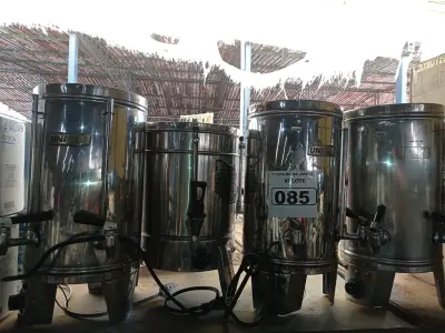 LOTE 085 - 04 CAFETEIRAS EM INOX COM AVARIAS. (NO ESTADO) ATENÇÃO! FAZER A VISITAÇÃO ANTES DE ARREMATAR, NÃO SABEMOS SE FUNCIONA. LEILÃO NÃO TEM GARANTIA E NEM DEVOLUÇÃO, SUJEITO A POSSÍVEIS AVARIAS VISÍVEIS/OCULTAS E/OU AUSÊNCIA DE COMPONENTES.