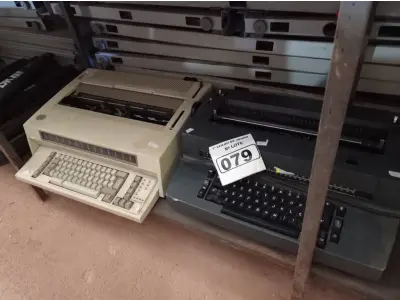 LOTE 079 - 02 MÁQUINAS DE ESCREVER ANTIGAS MARCA IBM. (NO ESTADO) ATENÇÃO! FAZER A VISITAÇÃO ANTES DE ARREMATAR, NÃO SABEMOS SE FUNCIONA. LEILÃO NÃO TEM GARANTIA E NEM DEVOLUÇÃO, SUJEITO A POSSÍVEIS AVARIAS VISÍVEIS/OCULTAS E/OU AUSÊNCIA DE COMPONENTES.