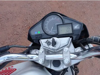 LOTE 492 - 01 MOTO HONDA CB 300R NA COR BRANCA  ANO 2012/2012. (NO ESTADO)