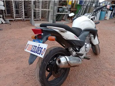 LOTE 492 - 01 MOTO HONDA CB 300R NA COR BRANCA  ANO 2012/2012. (NO ESTADO)