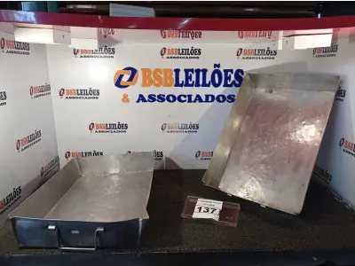 LOTE 137 - 02 BANDEJAS EM INOX. (NO ESTADO) ATENÇÃO! FAZER A VISITAÇÃO ANTES DE ARREMATAR, NÃO SABEMOS SE FUNCIONA. LEILÃO NÃO TEM GARANTIA E NEM DEVOLUÇÃO, SUJEITO A POSSÍVEIS AVARIAS VISÍVEIS/OCULTAS E/OU AUSÊNCIA DE COMPONENTES.