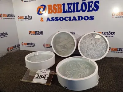 LOTE 354 - 04 LUMINÁRIAS. (NO ESTADO) ATENÇÃO! FAZER A VISITAÇÃO ANTES DE ARREMATAR, NÃO SABEMOS SE FUNCIONA. LEILÃO NÃO TEM GARANTIA E NEM DEVOLUÇÃO, SUJEITO A POSSÍVEIS AVARIAS VISÍVEIS/OCULTAS E/OU AUSÊNCIA DE COMPONENTES.
