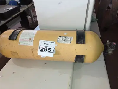 LOTE 295 - 01 CILINDRO PARA GÁS NATURAL VEICULAR. (NO ESTADO) ATENÇÃO! FAZER A VISITAÇÃO ANTES DE ARREMATAR, NÃO SABEMOS SE FUNCIONA. LEILÃO NÃO TEM GARANTIA E NEM DEVOLUÇÃO, SUJEITO A POSSÍVEIS AVARIAS VISÍVEIS/OCULTAS E/OU AUSÊNCIA DE COMPONENTES.
