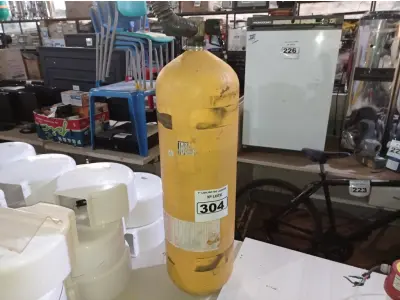 LOTE 304 - 01 CILINDRO PARA GÁS NATURAL VEICULAR. (NO ESTADO) ATENÇÃO! FAZER A VISITAÇÃO ANTES DE ARREMATAR, NÃO SABEMOS SE FUNCIONA. LEILÃO NÃO TEM GARANTIA E NEM DEVOLUÇÃO, SUJEITO A POSSÍVEIS AVARIAS VISÍVEIS/OCULTAS E/OU AUSÊNCIA DE COMPONENTES.