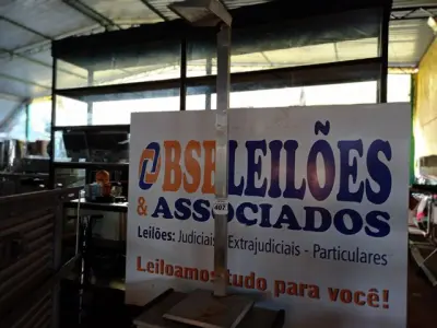 LOTE 407 - 01 LUMINÁRIA DE CHÃO EM ALUMÍNIO. (NO ESTADO) ATENÇÃO! FAZER A VISITAÇÃO ANTES DE ARREMATAR, NÃO SABEMOS SE FUNCIONA. LEILÃO NÃO TEM GARANTIA E NEM DEVOLUÇÃO, SUJEITO A POSSÍVEIS AVARIAS VISÍVEIS/OCULTAS E/OU AUSÊNCIA DE COMPONENTES.
