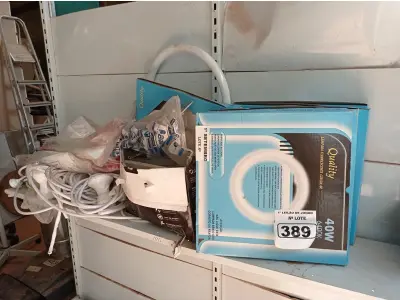 LOTE 389 - 01 LOTE COM CHUVEIROS, LÂMPADAS FLUORESCENTES E DIVERSOS. (NO ESTADO) ATENÇÃO! FAZER A VISITAÇÃO ANTES DE ARREMATAR, NÃO SABEMOS SE FUNCIONA. LEILÃO NÃO TEM GARANTIA E NEM DEVOLUÇÃO, SUJEITO A POSSÍVEIS AVARIAS VISÍVEIS/OCULTAS E/OU AUSÊNCIA DE COMPONENTES.