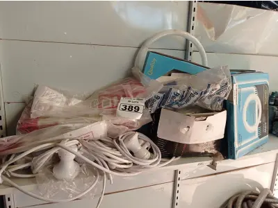 LOTE 389 - 01 LOTE COM CHUVEIROS, LÂMPADAS FLUORESCENTES E DIVERSOS. (NO ESTADO) ATENÇÃO! FAZER A VISITAÇÃO ANTES DE ARREMATAR, NÃO SABEMOS SE FUNCIONA. LEILÃO NÃO TEM GARANTIA E NEM DEVOLUÇÃO, SUJEITO A POSSÍVEIS AVARIAS VISÍVEIS/OCULTAS E/OU AUSÊNCIA DE COMPONENTES.