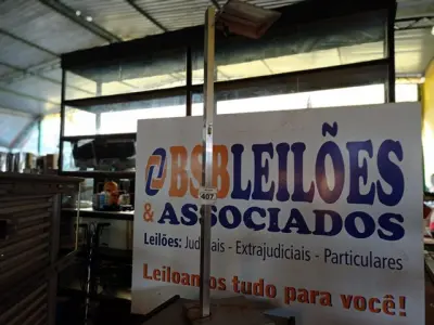 LOTE 407 - 01 LUMINÁRIA DE CHÃO EM ALUMÍNIO. (NO ESTADO) ATENÇÃO! FAZER A VISITAÇÃO ANTES DE ARREMATAR, NÃO SABEMOS SE FUNCIONA. LEILÃO NÃO TEM GARANTIA E NEM DEVOLUÇÃO, SUJEITO A POSSÍVEIS AVARIAS VISÍVEIS/OCULTAS E/OU AUSÊNCIA DE COMPONENTES.