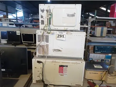 LOTE 291 - 03 MICRO-ONDAS PARA RETIRADA DE PEÇAS. (NO ESTADO) ATENÇÃO! FAZER A VISITAÇÃO ANTES DE ARREMATAR, NÃO SABEMOS SE FUNCIONA. LEILÃO NÃO TEM GARANTIA E NEM DEVOLUÇÃO, SUJEITO A POSSÍVEIS AVARIAS VISÍVEIS/OCULTAS E/OU AUSÊNCIA DE COMPONENTES.