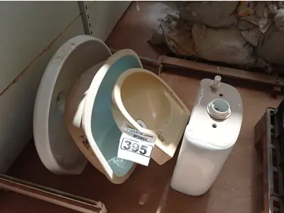 LOTE 395 - 03 LAVATÓRIOS E 01 CAIXA ACOPLADA. (NO ESTADO) ATENÇÃO! FAZER A VISITAÇÃO ANTES DE ARREMATAR, NÃO SABEMOS SE FUNCIONA. LEILÃO NÃO TEM GARANTIA E NEM DEVOLUÇÃO, SUJEITO A POSSÍVEIS AVARIAS VISÍVEIS/OCULTAS E/OU AUSÊNCIA DE COMPONENTES.