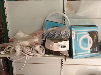 LOTE 389 - 01 LOTE COM CHUVEIROS, LÂMPADAS FLUORESCENTES E DIVERSOS. (NO ESTADO) ATENÇÃO! FAZER A VISITAÇÃO ANTES DE ARREMATAR, NÃO SABEMOS SE FUNCIONA. LEILÃO NÃO TEM GARANTIA E NEM DEVOLUÇÃO, SUJEITO A POSSÍVEIS AVARIAS VISÍVEIS/OCULTAS E/OU AUSÊNCIA DE COMPONENTES.