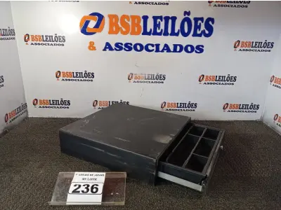 LOTE 236 - 01 CAIXA REGISTRADORA PARA DINHEIRO MANUAL. (NO ESTADO) ATENÇÃO! FAZER A VISITAÇÃO ANTES DE ARREMATAR, NÃO SABEMOS SE FUNCIONA. LEILÃO NÃO TEM GARANTIA E NEM DEVOLUÇÃO, SUJEITO A POSSÍVEIS AVARIAS VISÍVEIS/OCULTAS E/OU AUSÊNCIA DE COMPONENTES.