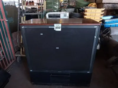 LOTE 450 - 01 TV DE TUBO ANTIGA MARCA SONY SOUND RETRIEVAL SYSTEM. (NO ESTADO) ATENÇÃO! FAZER A VISITAÇÃO ANTES DE ARREMATAR, NÃO SABEMOS SE FUNCIONA. LEILÃO NÃO TEM GARANTIA E NEM DEVOLUÇÃO, SUJEITO A POSSÍVEIS AVARIAS VISÍVEIS/OCULTAS E/OU AUSÊNCIA DE COMPONENTES.