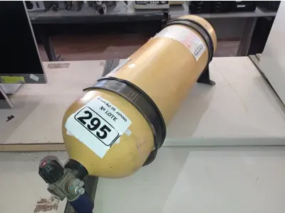 LOTE 295 - 01 CILINDRO PARA GÁS NATURAL VEICULAR. (NO ESTADO) ATENÇÃO! FAZER A VISITAÇÃO ANTES DE ARREMATAR, NÃO SABEMOS SE FUNCIONA. LEILÃO NÃO TEM GARANTIA E NEM DEVOLUÇÃO, SUJEITO A POSSÍVEIS AVARIAS VISÍVEIS/OCULTAS E/OU AUSÊNCIA DE COMPONENTES.