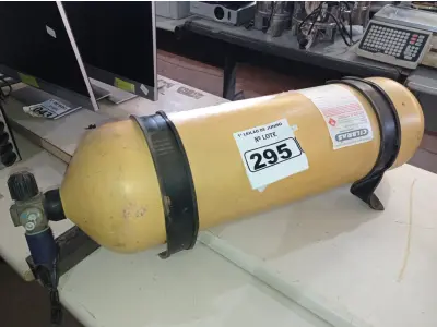 LOTE 295 - 01 CILINDRO PARA GÁS NATURAL VEICULAR. (NO ESTADO) ATENÇÃO! FAZER A VISITAÇÃO ANTES DE ARREMATAR, NÃO SABEMOS SE FUNCIONA. LEILÃO NÃO TEM GARANTIA E NEM DEVOLUÇÃO, SUJEITO A POSSÍVEIS AVARIAS VISÍVEIS/OCULTAS E/OU AUSÊNCIA DE COMPONENTES.