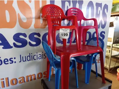 LOTE 199 - 01 MESA INFANTIL COM 04 CADEIRAS. (NO ESTADO) ATENÇÃO! FAZER A VISITAÇÃO ANTES DE ARREMATAR, NÃO SABEMOS SE FUNCIONA. LEILÃO NÃO TEM GARANTIA E NEM DEVOLUÇÃO, SUJEITO A POSSÍVEIS AVARIAS VISÍVEIS/OCULTAS E/OU AUSÊNCIA DE COMPONENTES.