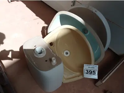 LOTE 395 - 03 LAVATÓRIOS E 01 CAIXA ACOPLADA. (NO ESTADO) ATENÇÃO! FAZER A VISITAÇÃO ANTES DE ARREMATAR, NÃO SABEMOS SE FUNCIONA. LEILÃO NÃO TEM GARANTIA E NEM DEVOLUÇÃO, SUJEITO A POSSÍVEIS AVARIAS VISÍVEIS/OCULTAS E/OU AUSÊNCIA DE COMPONENTES.