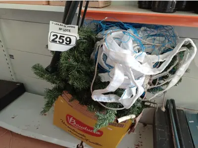 LOTE 259 - 01 ARVORE DE NATAL E 01 REDE DE VÔLEI. (NO ESTADO) ATENÇÃO! FAZER A VISITAÇÃO ANTES DE ARREMATAR, NÃO SABEMOS SE FUNCIONA. LEILÃO NÃO TEM GARANTIA E NEM DEVOLUÇÃO, SUJEITO A POSSÍVEIS AVARIAS VISÍVEIS/OCULTAS E/OU AUSÊNCIA DE COMPONENTES.