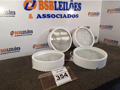 LOTE 354 - 04 LUMINÁRIAS. (NO ESTADO) ATENÇÃO! FAZER A VISITAÇÃO ANTES DE ARREMATAR, NÃO SABEMOS SE FUNCIONA. LEILÃO NÃO TEM GARANTIA E NEM DEVOLUÇÃO, SUJEITO A POSSÍVEIS AVARIAS VISÍVEIS/OCULTAS E/OU AUSÊNCIA DE COMPONENTES.