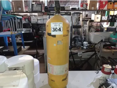 LOTE 304 - 01 CILINDRO PARA GÁS NATURAL VEICULAR. (NO ESTADO) ATENÇÃO! FAZER A VISITAÇÃO ANTES DE ARREMATAR, NÃO SABEMOS SE FUNCIONA. LEILÃO NÃO TEM GARANTIA E NEM DEVOLUÇÃO, SUJEITO A POSSÍVEIS AVARIAS VISÍVEIS/OCULTAS E/OU AUSÊNCIA DE COMPONENTES.