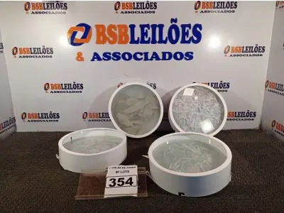 LOTE 354 - 04 LUMINÁRIAS. (NO ESTADO) ATENÇÃO! FAZER A VISITAÇÃO ANTES DE ARREMATAR, NÃO SABEMOS SE FUNCIONA. LEILÃO NÃO TEM GARANTIA E NEM DEVOLUÇÃO, SUJEITO A POSSÍVEIS AVARIAS VISÍVEIS/OCULTAS E/OU AUSÊNCIA DE COMPONENTES.