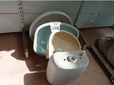 LOTE 395 - 03 LAVATÓRIOS E 01 CAIXA ACOPLADA. (NO ESTADO) ATENÇÃO! FAZER A VISITAÇÃO ANTES DE ARREMATAR, NÃO SABEMOS SE FUNCIONA. LEILÃO NÃO TEM GARANTIA E NEM DEVOLUÇÃO, SUJEITO A POSSÍVEIS AVARIAS VISÍVEIS/OCULTAS E/OU AUSÊNCIA DE COMPONENTES.