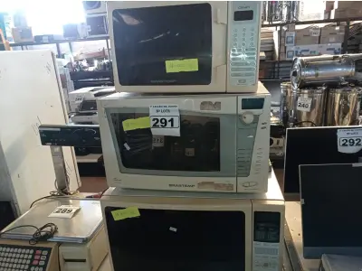 LOTE 291 - 03 MICRO-ONDAS PARA RETIRADA DE PEÇAS. (NO ESTADO) ATENÇÃO! FAZER A VISITAÇÃO ANTES DE ARREMATAR, NÃO SABEMOS SE FUNCIONA. LEILÃO NÃO TEM GARANTIA E NEM DEVOLUÇÃO, SUJEITO A POSSÍVEIS AVARIAS VISÍVEIS/OCULTAS E/OU AUSÊNCIA DE COMPONENTES.