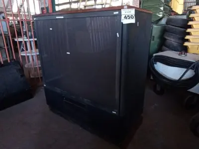LOTE 450 - 01 TV DE TUBO ANTIGA MARCA SONY SOUND RETRIEVAL SYSTEM. (NO ESTADO) ATENÇÃO! FAZER A VISITAÇÃO ANTES DE ARREMATAR, NÃO SABEMOS SE FUNCIONA. LEILÃO NÃO TEM GARANTIA E NEM DEVOLUÇÃO, SUJEITO A POSSÍVEIS AVARIAS VISÍVEIS/OCULTAS E/OU AUSÊNCIA DE COMPONENTES.