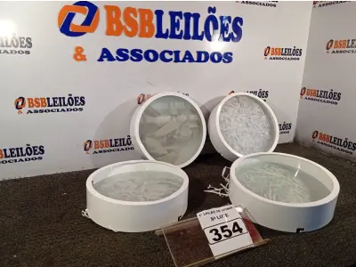 LOTE 354 - 04 LUMINÁRIAS. (NO ESTADO) ATENÇÃO! FAZER A VISITAÇÃO ANTES DE ARREMATAR, NÃO SABEMOS SE FUNCIONA. LEILÃO NÃO TEM GARANTIA E NEM DEVOLUÇÃO, SUJEITO A POSSÍVEIS AVARIAS VISÍVEIS/OCULTAS E/OU AUSÊNCIA DE COMPONENTES.