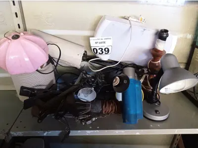 LOTE 039 - 01 LOTE COM LUMINÁRIAS DE MESA DIVERSAS. (NO ESTADO) ATENÇÃO! FAZER A VISITAÇÃO ANTES DE ARREMATAR, NÃO SABEMOS SE FUNCIONA. LEILÃO NÃO TEM GARANTIA E NEM DEVOLUÇÃO, SUJEITO A POSSÍVEIS AVARIAS VISÍVEIS/OCULTAS E/OU AUSÊNCIA DE COMPONENTES.