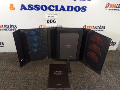 LOTE 006 - 01 ESTOJO DE LUXO COM 09CDS + 04 LIVROS MARIO HENRIQUE SIMONSEN-OPERA. (NO ESTADO) ATENÇÃO! FAZER A VISITAÇÃO ANTES DE ARREMATAR, NÃO SABEMOS SE FUNCIONA. LEILÃO NÃO TEM GARANTIA E NEM DEVOLUÇÃO, SUJEITO A POSSÍVEIS AVARIAS VISÍVEIS/OCULTAS E/OU AUSÊNCIA DE COMPONENTES.