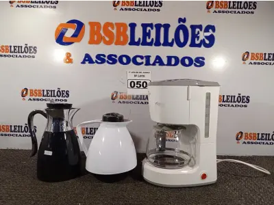 LOTE 050 - 01 CAFETEIRA MARCA FISCHER COOK LINE COM COPO E 02 GARRAFAS DE CAFÉ. (NO ESTADO) ATENÇÃO! FAZER A VISITAÇÃO ANTES DE ARREMATAR, NÃO SABEMOS SE FUNCIONA. LEILÃO NÃO TEM GARANTIA E NEM DEVOLUÇÃO, SUJEITO A POSSÍVEIS AVARIAS VISÍVEIS/OCULTAS E/OU AUSÊNCIA DE COMPONENTES.