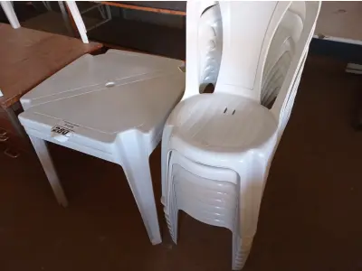 LOTE 280 - 02 JOGOS DE MESAS QUADRADAS DE PLÁSTICO NA COR BRANCA. (NO ESTADO) ATENÇÃO! FAZER A VISITAÇÃO ANTES DE ARREMATAR, NÃO SABEMOS SE FUNCIONA. LEILÃO NÃO TEM GARANTIA E NEM DEVOLUÇÃO, SUJEITO A POSSÍVEIS AVARIAS VISÍVEIS/OCULTAS E/OU AUSÊNCIA DE COMPONENTES.