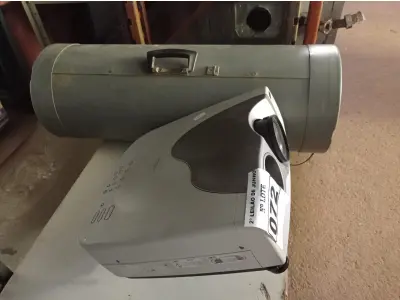LOTE 072 - 01 PROJETOR MULTIMÍDIA MARCA SONY COM TELA. (NO ESTADO) ATENÇÃO! FAZER A VISITAÇÃO ANTES DE ARREMATAR, NÃO SABEMOS SE FUNCIONA. LEILÃO NÃO TEM GARANTIA E NEM DEVOLUÇÃO, SUJEITO A POSSÍVEIS AVARIAS VISÍVEIS/OCULTAS E/OU AUSÊNCIA DE COMPONENTES.