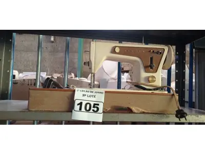 LOTE 105 - 01 MÁQUINA DE COSTURA ANTIGA MARCA SINGER. (NO ESTADO) ATENÇÃO! FAZER A VISITAÇÃO ANTES DE ARREMATAR, NÃO SABEMOS SE FUNCIONA. LEILÃO NÃO TEM GARANTIA E NEM DEVOLUÇÃO, SUJEITO A POSSÍVEIS AVARIAS VISÍVEIS/OCULTAS E/OU AUSÊNCIA DE COMPONENTES.