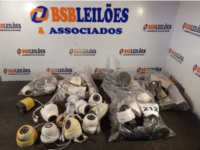 LOTE 212 - 01 LOTE COM GRANDE QUANTIDADE CÂMERAS DE SEGURANÇA. (NO ESTADO) ATENÇÃO! FAZER A VISITAÇÃO ANTES DE ARREMATAR, NÃO SABEMOS SE FUNCIONA. LEILÃO NÃO TEM GARANTIA E NEM DEVOLUÇÃO, SUJEITO A POSSÍVEIS AVARIAS VISÍVEIS/OCULTAS E/OU AUSÊNCIA DE COMPONENTES.