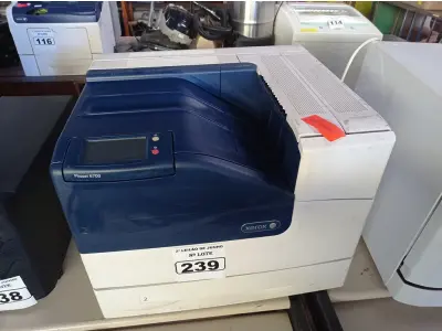 LOTE 239 - 01 IMPRESSORA COLORIDA, MODELO: 6700 MARCA XEROX. (NO ESTADO) ATENÇÃO! FAZER A VISITAÇÃO ANTES DE ARREMATAR, NÃO SABEMOS SE FUNCIONA. LEILÃO NÃO TEM GARANTIA E NEM DEVOLUÇÃO, SUJEITO A POSSÍVEIS AVARIAS VISÍVEIS/OCULTAS E/OU AUSÊNCIA DE COMPONENTES.
