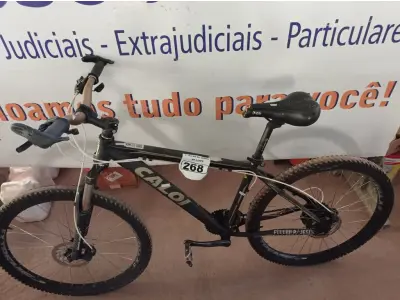 LOTE 268 - 01 BICICLETA MARCA CALOI. (NO ESTADO) ATENÇÃO! FAZER A VISITAÇÃO ANTES DE ARREMATAR, NÃO SABEMOS SE FUNCIONA. LEILÃO NÃO TEM GARANTIA E NEM DEVOLUÇÃO, SUJEITO A POSSÍVEIS AVARIAS VISÍVEIS/OCULTAS E/OU AUSÊNCIA DE COMPONENTES.