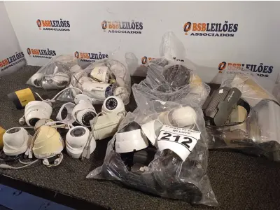 LOTE 212 - 01 LOTE COM GRANDE QUANTIDADE CÂMERAS DE SEGURANÇA. (NO ESTADO) ATENÇÃO! FAZER A VISITAÇÃO ANTES DE ARREMATAR, NÃO SABEMOS SE FUNCIONA. LEILÃO NÃO TEM GARANTIA E NEM DEVOLUÇÃO, SUJEITO A POSSÍVEIS AVARIAS VISÍVEIS/OCULTAS E/OU AUSÊNCIA DE COMPONENTES.